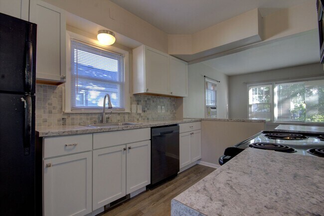 Building Photo - 2 Bed Bettendorf Home