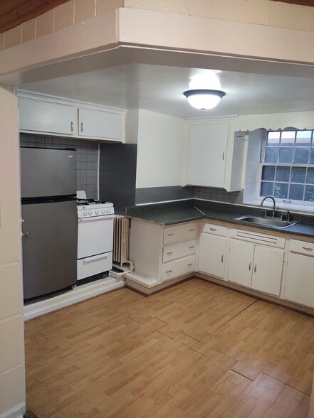 Stainless steel refrigerator, gas range, eat in kitc - 717 W S St