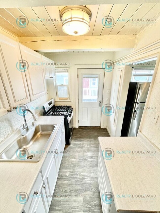 Building Photo - Amazing 2 Bedroom- Come see this adorable ...
