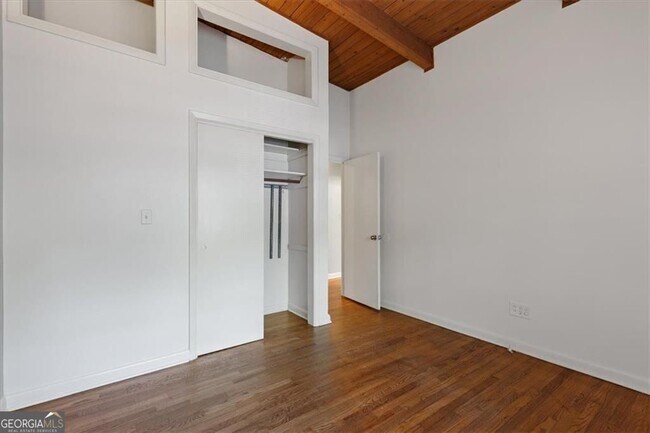 Building Photo - 2627 Woodacres Rd NE