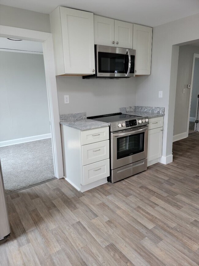 Building Photo - AVAILABLE JUNE 1st 2026 - Fantastic Newly ...