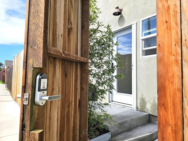 Building Photo - 2711 W 60th St