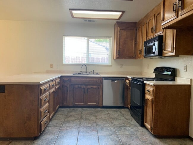 Building Photo - Make this your new home!