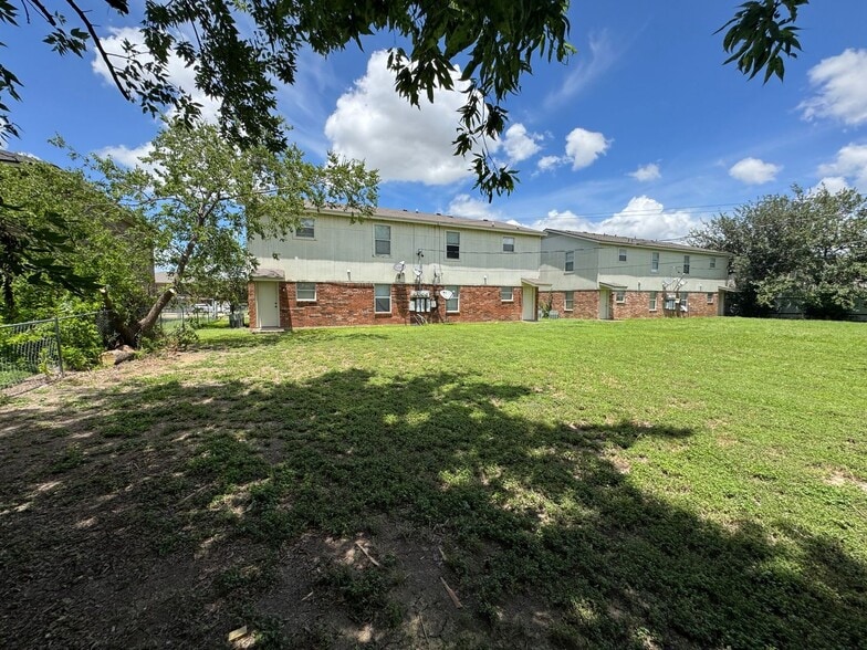 Building Photo - 1002 Circle M Dr