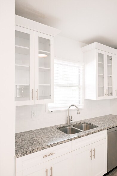 Building Photo - 902 W Columbus Dr