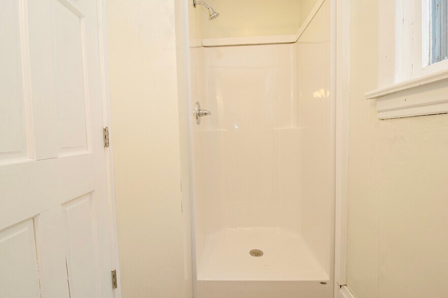 Building Photo - 612 7th Ave S