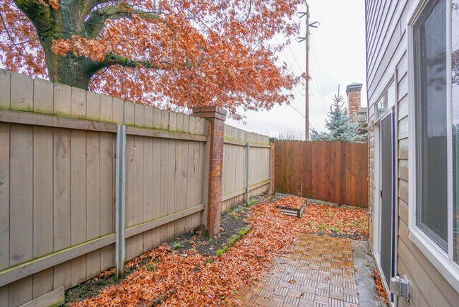 Building Photo - THREE BEDROOM TOWNHOME IN HAZEL DELL