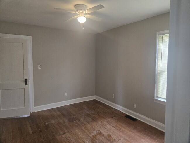 Building Photo - "Move in Ready 3-Bedroom Home on Huntoon A...