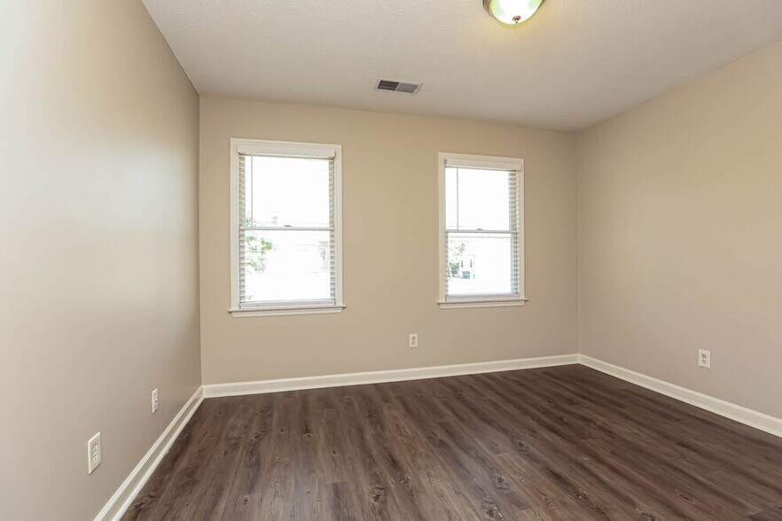 Building Photo - 210 St Lukes Ln