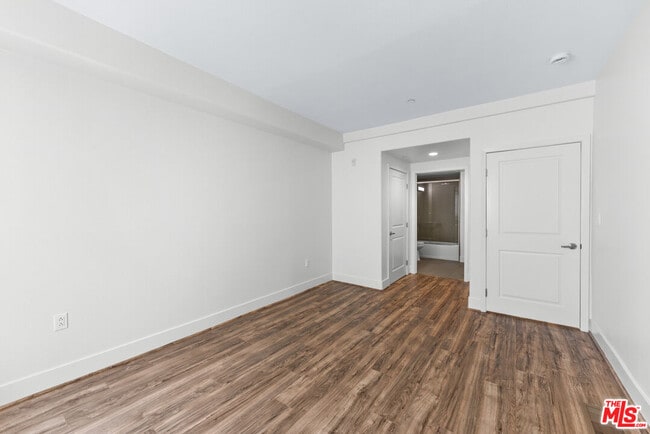 Building Photo - 5232 Satsuma Ave