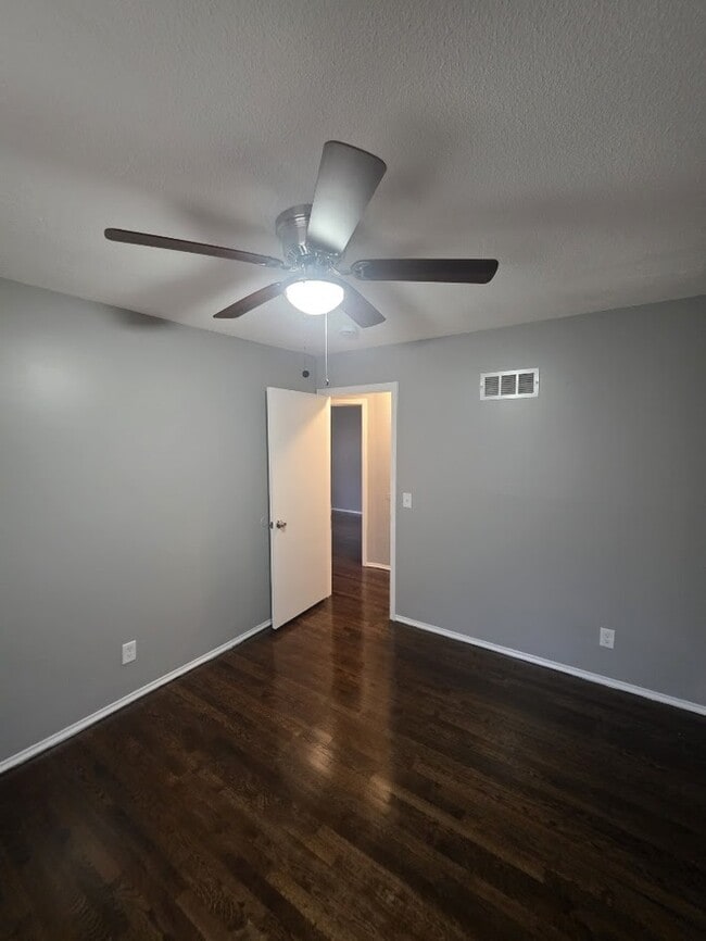 Building Photo - Beautiful 4 bedrooms and 1 bath home located on NE 38th St in Kansas City, MO