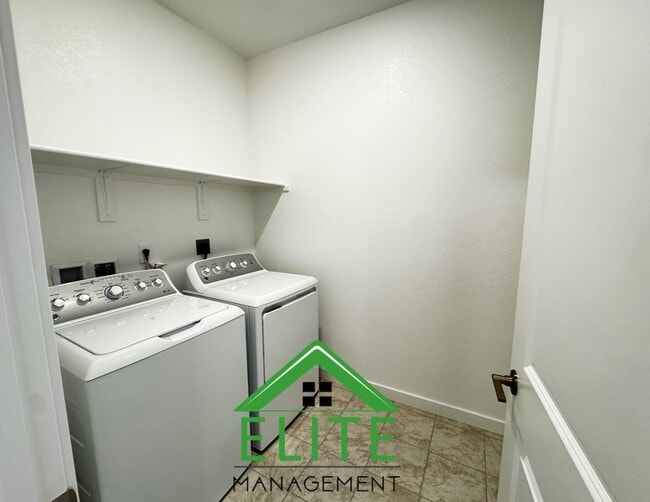 Building Photo - 3266 Vallonea St