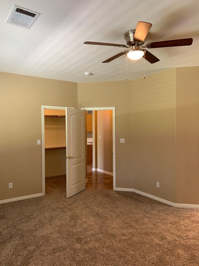 Building Photo - River Oaks Area Stockdale Highway & Buena Vista 93311 4+2 $2600