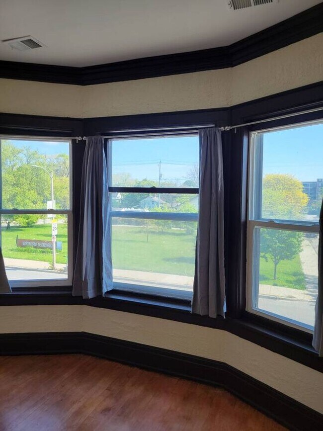 Building Photo - Newly Renovated 3-Bedroom Upper Flat Near ...