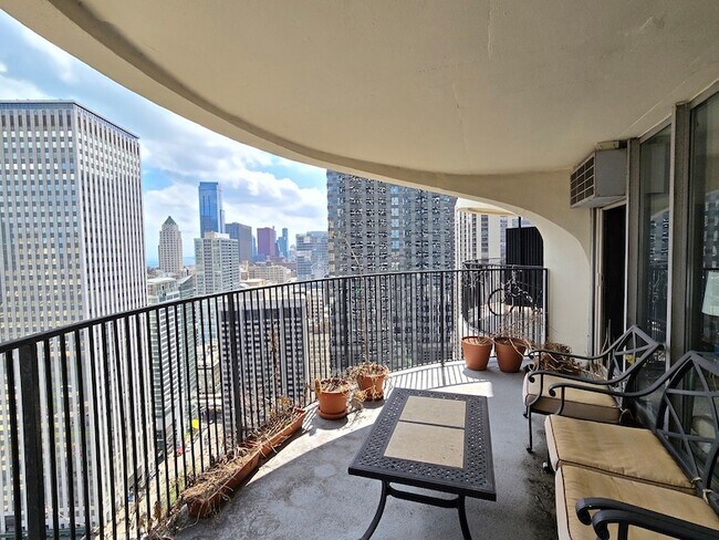 Building Photo - 300 N State St