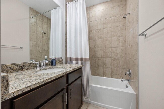 Building Photo - 16280 Oakview Dr