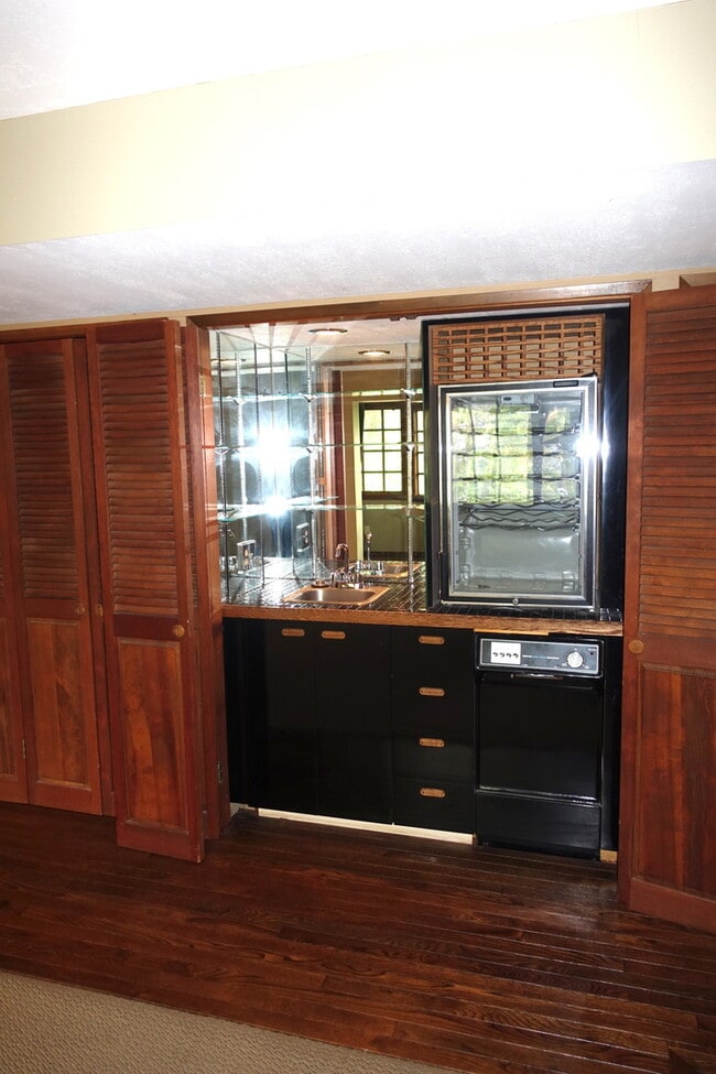 Building Photo - Private Patio Oasis