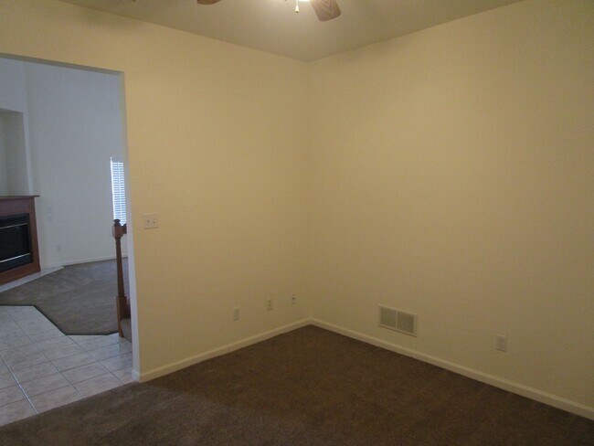 Building Photo - Huge 3 Bedroom, 2 Bath Town Home in SW Col...