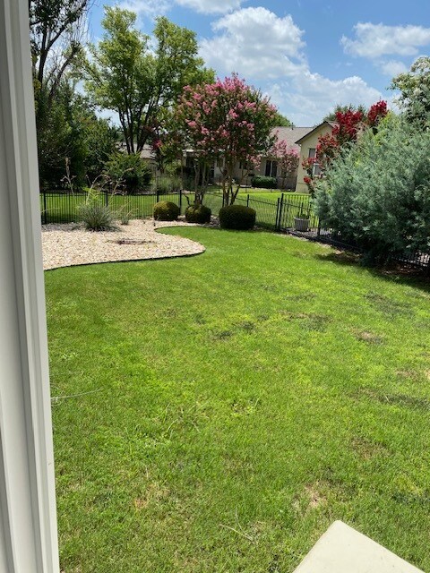 Building Photo - 105 Purple Sage Dr
