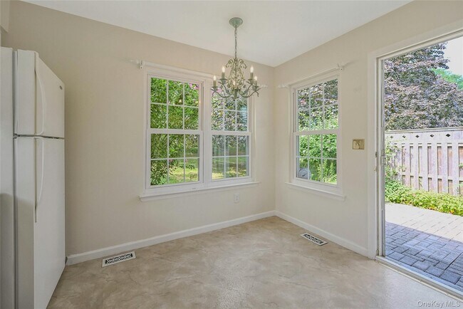 Building Photo - 2555 Youngs Ave