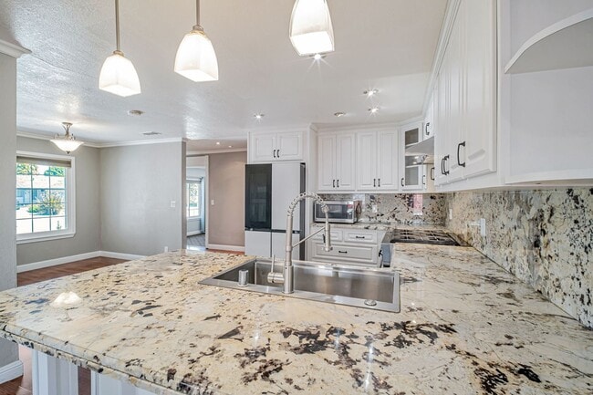 Building Photo - Charming 3BR/2BA Single Family Home for re...