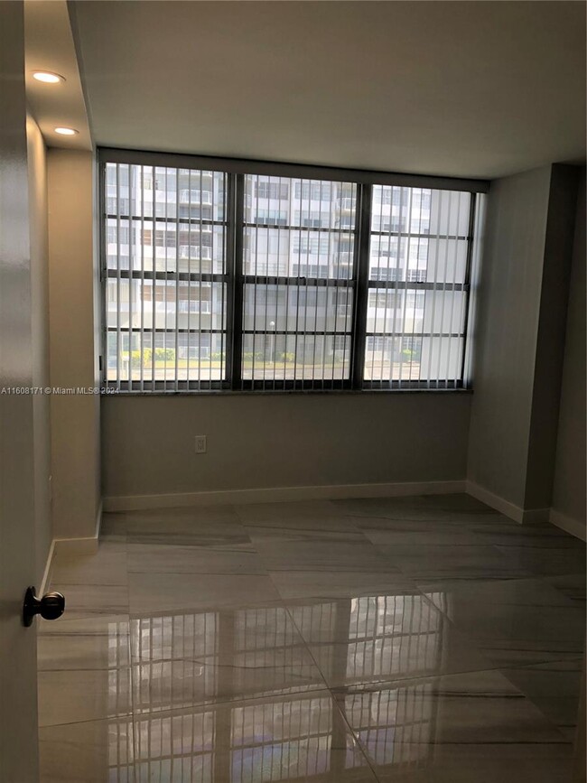 Building Photo - 18051 Biscayne Blvd