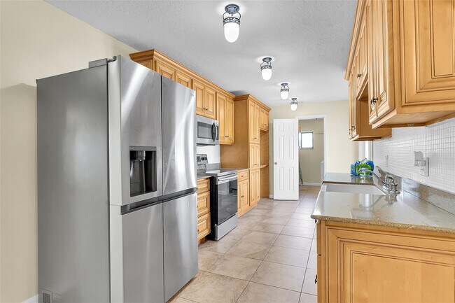 Building Photo - 709 SW Dorchester St