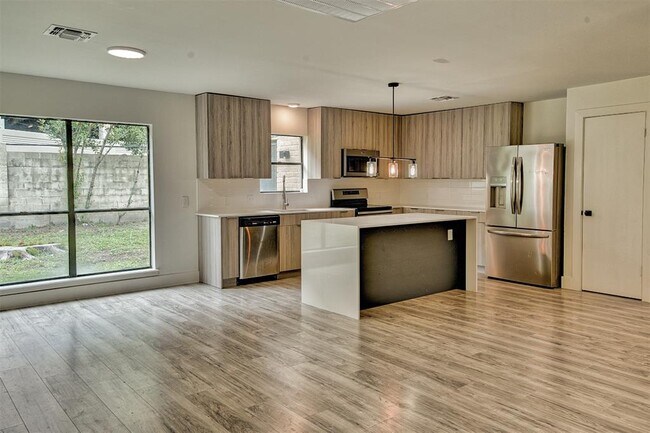 Building Photo - 15626 Whitewater Ln