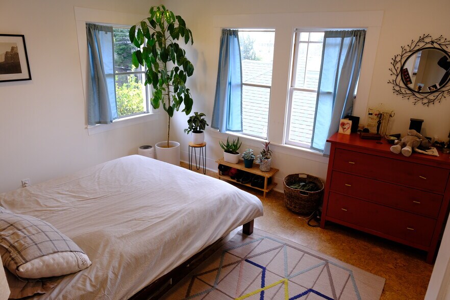Primary bedroom and large closer - 6026 Harwood Ave