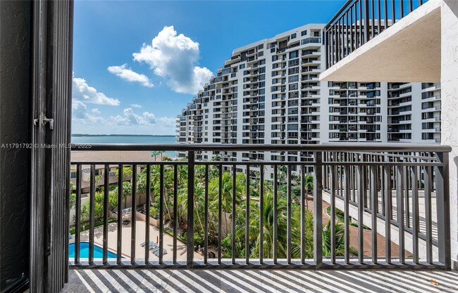 Building Photo - 540 Brickell Key Dr