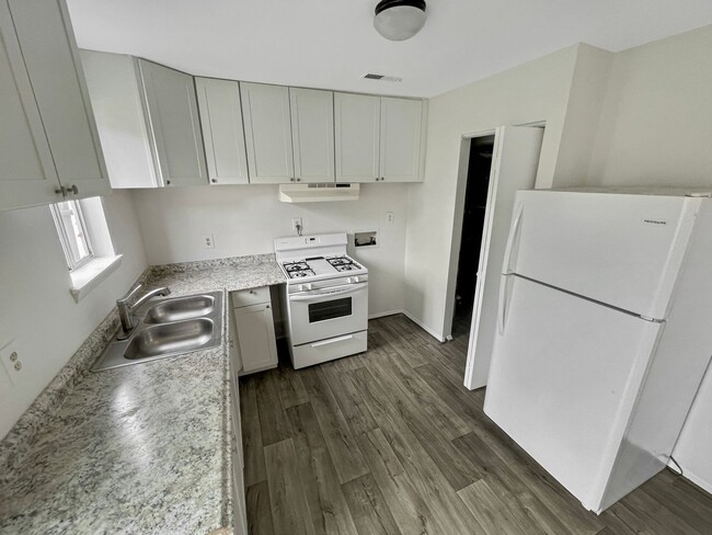 Building Photo - Charming 3 bedroom 1.5 bath townhome in Hi...