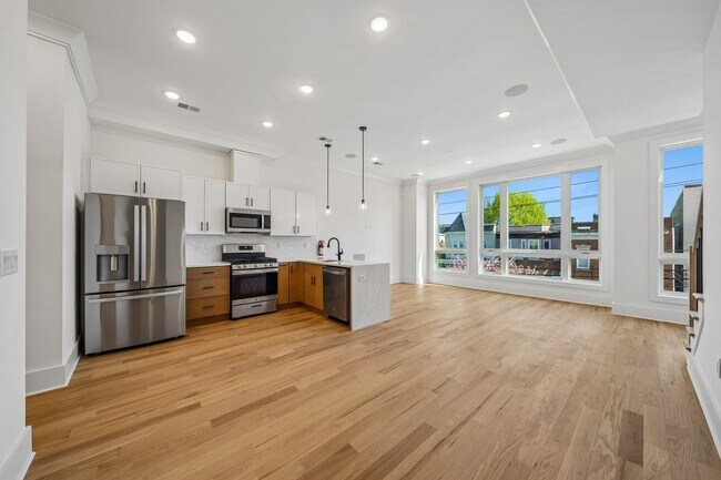 Building Photo - 169 Bowers St