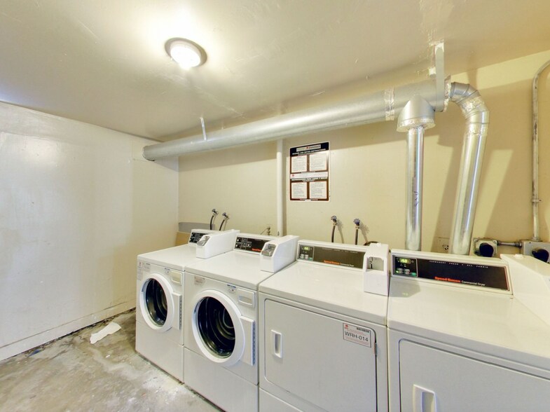 Building Photo - 2554 E 16th St