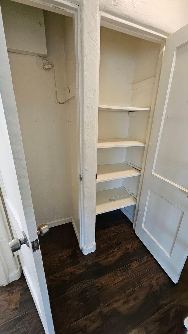 Building Photo - 2 Bed WITH OFFICE 1 Bath AND WASHER/DRYER HOOK UP!