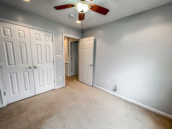 Building Photo - Huge 3 Bedroom 2.5 Bathroom Brick Townhome...