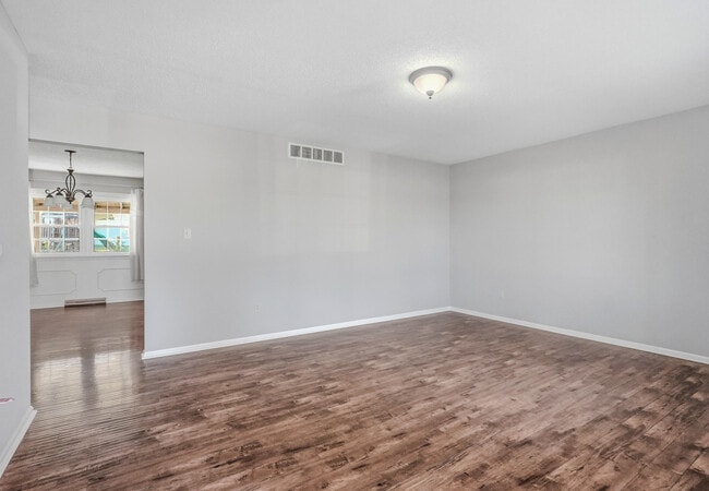 Building Photo - 2212 Rose Dr