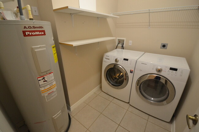Building Photo - Gorgeous 4/3 Townhome in Oviedo ~ 2.5 Car ...