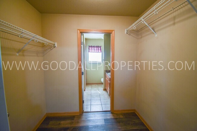 Building Photo - 3 Bedroom, 2.5 Bath 1 1/2 story first floor master suite -Townhome in Urbandale