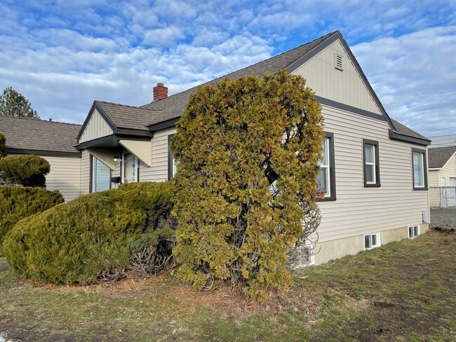 Building Photo - Cozy three bedroom home