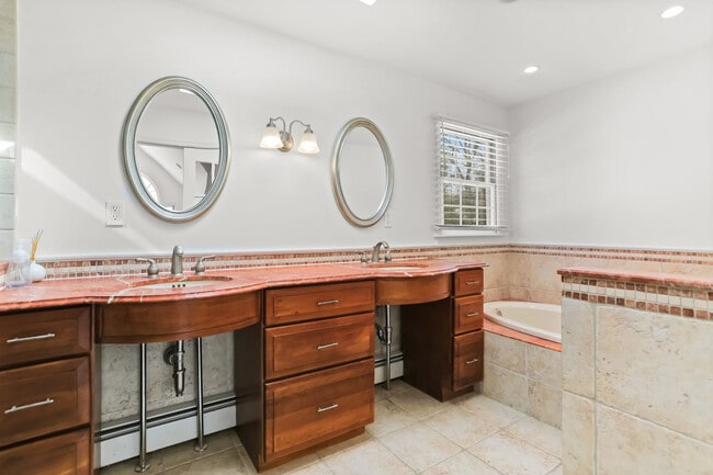 Building Photo - 11 Partrick Ln