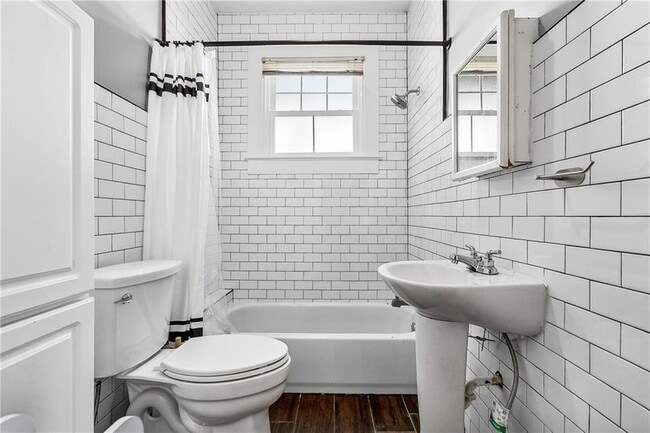 Building Photo - 915 Madison St