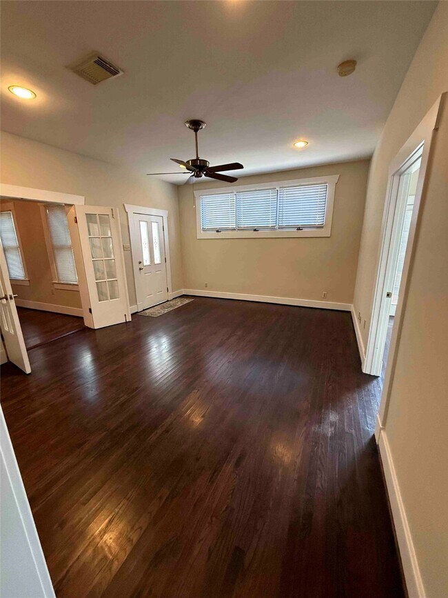 Building Photo - 604 E 17th St