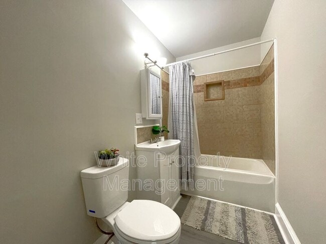 Building Photo - 706 Hillside St