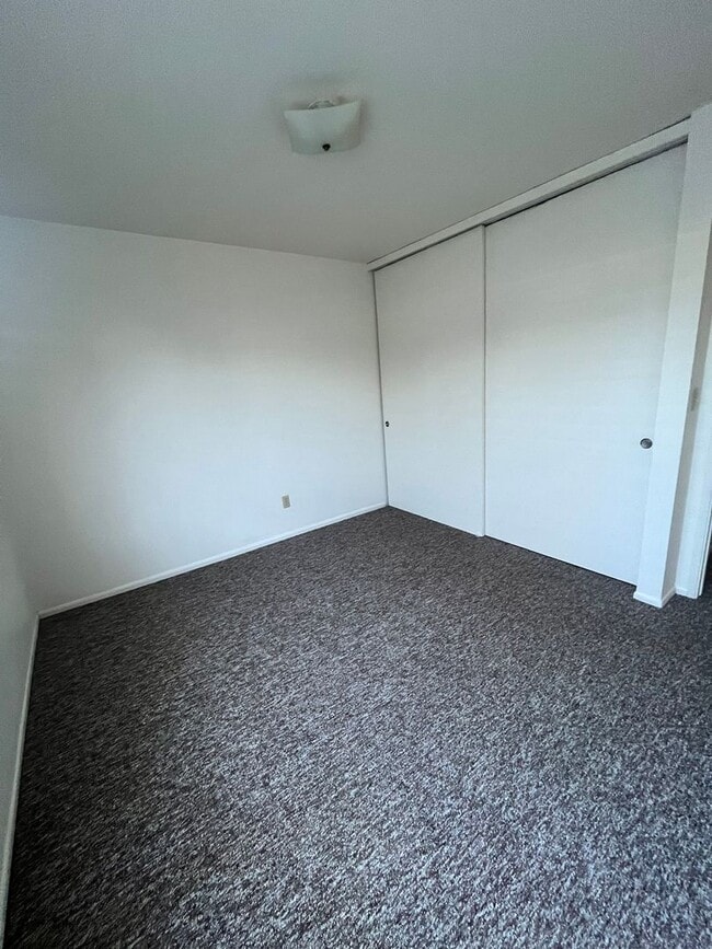 Building Photo - Downstairs apartment in Fourplex