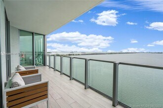 Building Photo - 2900 NE 7th Ave