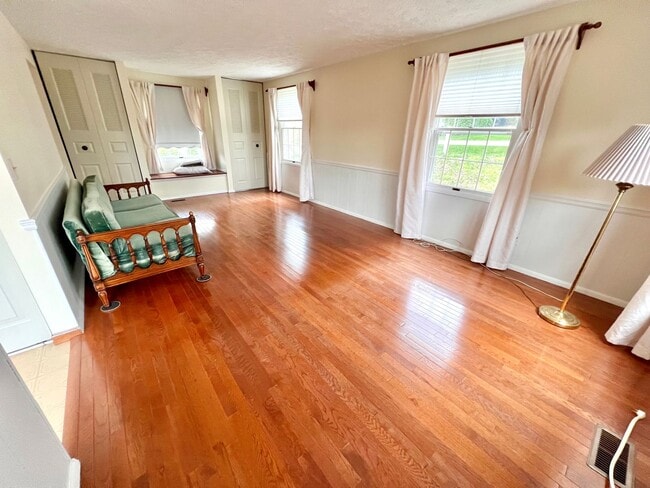 Building Photo - Beautiful Home - 3 Bedroom 2.5 Bathroom - ...
