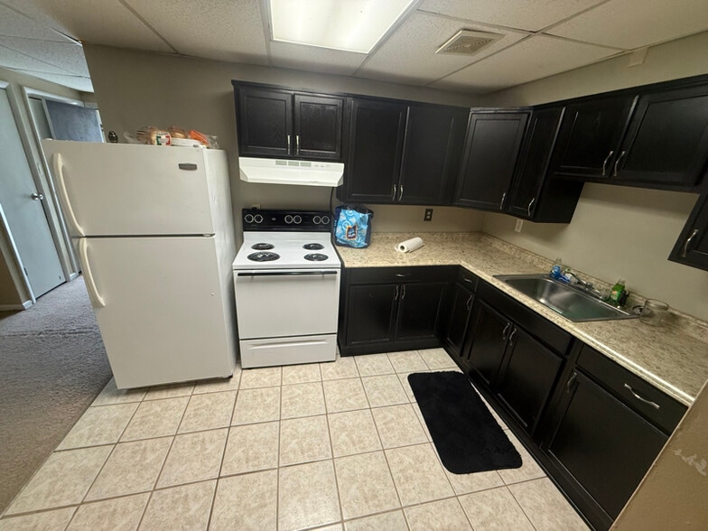 Building Photo - 405 Hillis St