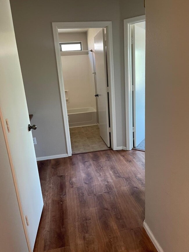 Building Photo - 985 E Saddle Way