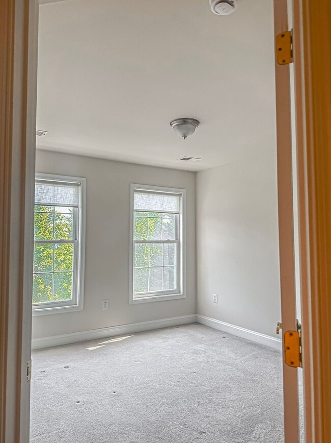 Building Photo - Gorgeous 3 Bed 2/2 Bath End Unit Townhome ...
