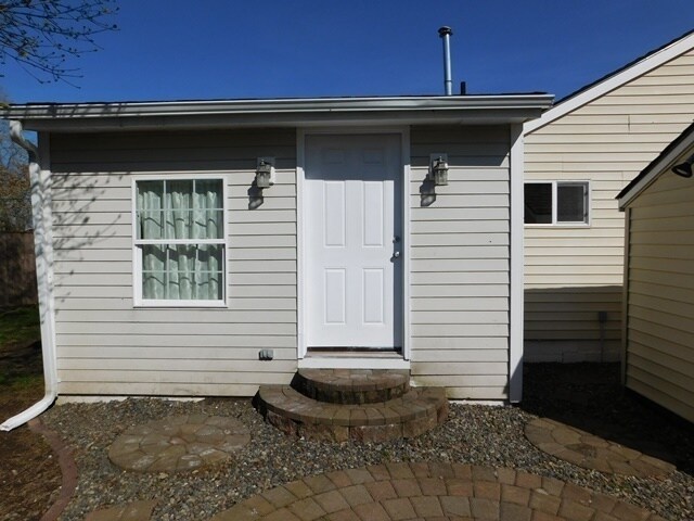Building Photo - 2Bd/1Ba Single Story House - Available to ...